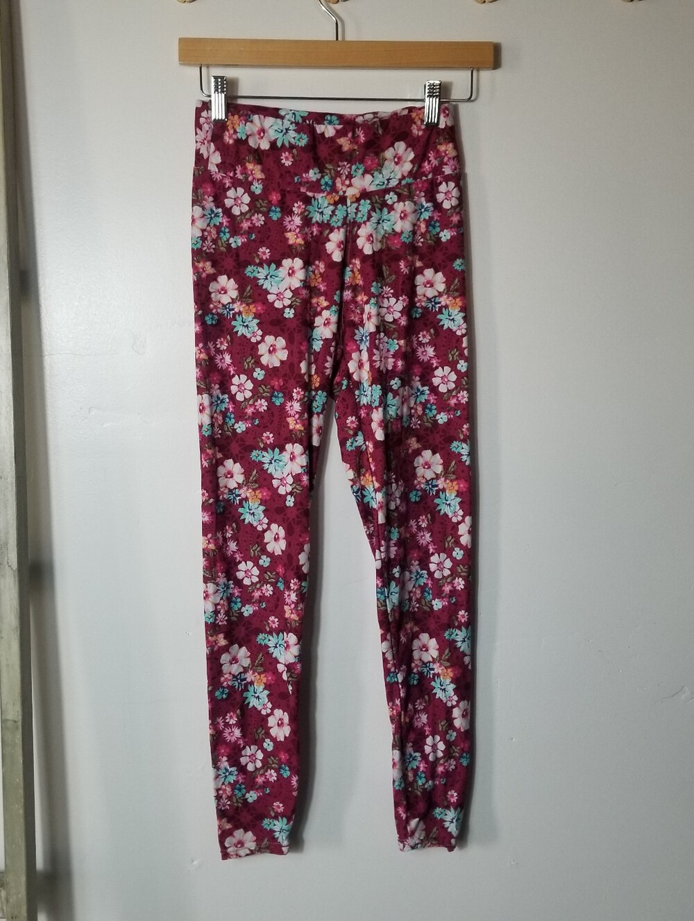 WOMEN'S FLORAL LEGGINGS SZIE S/M/L
